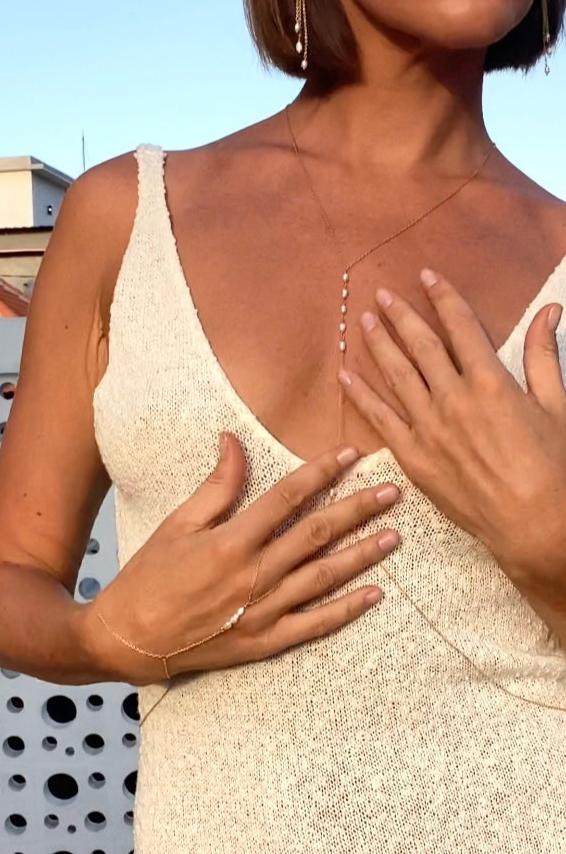 Hand Chain Allure (3 pearls)
